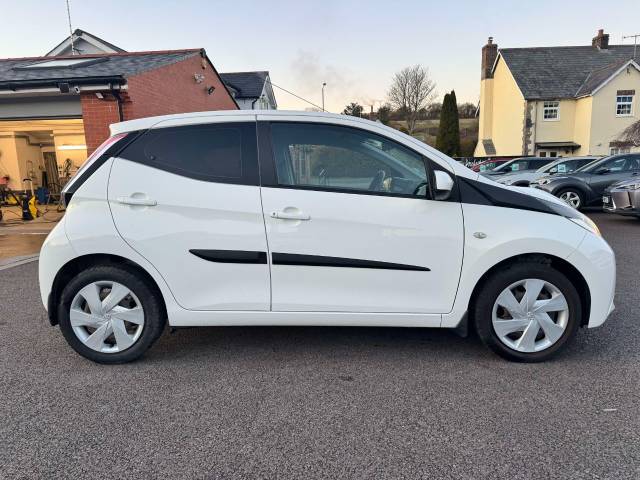 Toyota Aygo 1.0 VVT-i X-Play 5dr Hatchback Petrol White