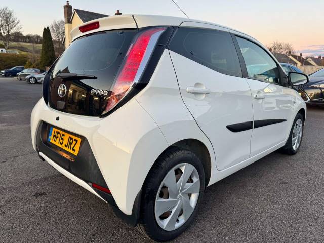 Toyota Aygo 1.0 VVT-i X-Play 5dr Hatchback Petrol White
