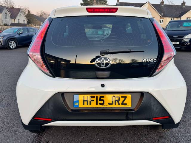 Toyota Aygo 1.0 VVT-i X-Play 5dr Hatchback Petrol White