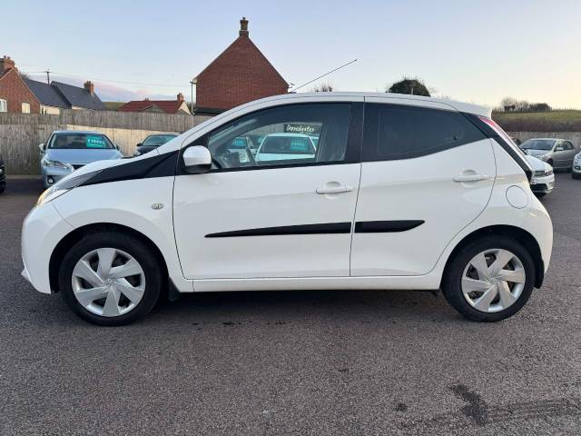 Toyota Aygo 1.0 VVT-i X-Play 5dr Hatchback Petrol White