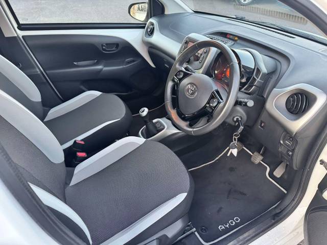 Toyota Aygo 1.0 VVT-i X-Play 5dr Hatchback Petrol White