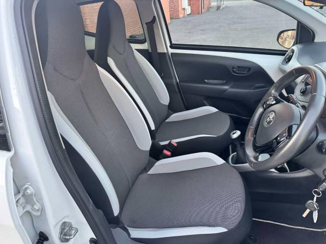 Toyota Aygo 1.0 VVT-i X-Play 5dr Hatchback Petrol White