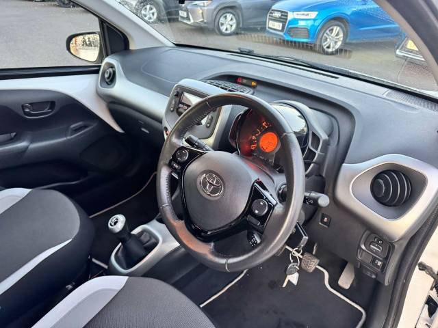 Toyota Aygo 1.0 VVT-i X-Play 5dr Hatchback Petrol White