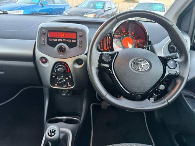 Toyota Aygo 1.0 VVT-i X-Play 5dr Hatchback Petrol White