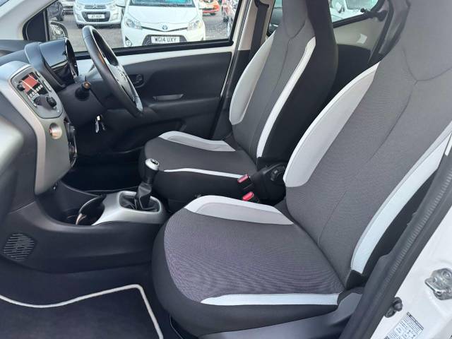 Toyota Aygo 1.0 VVT-i X-Play 5dr Hatchback Petrol White
