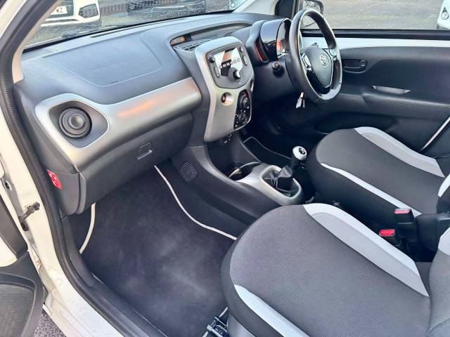 Toyota Aygo 1.0 VVT-i X-Play 5dr Hatchback Petrol White