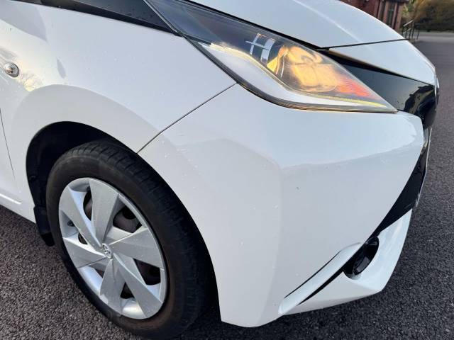 Toyota Aygo 1.0 VVT-i X-Play 5dr Hatchback Petrol White