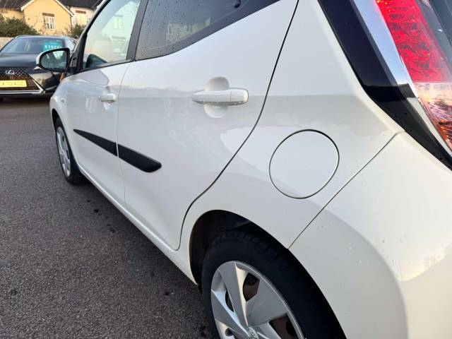 Toyota Aygo 1.0 VVT-i X-Play 5dr Hatchback Petrol White