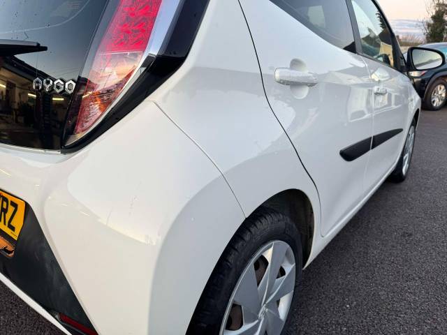 Toyota Aygo 1.0 VVT-i X-Play 5dr Hatchback Petrol White