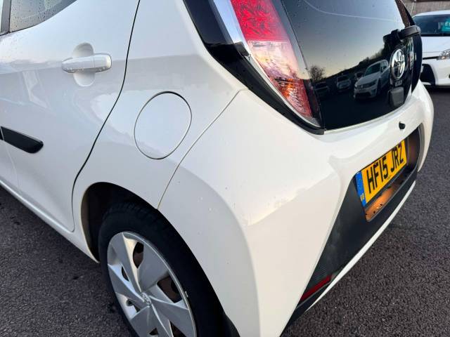 Toyota Aygo 1.0 VVT-i X-Play 5dr Hatchback Petrol White
