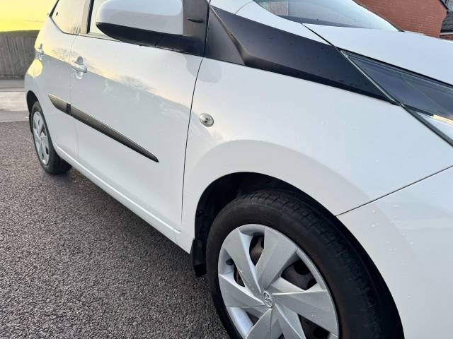 Toyota Aygo 1.0 VVT-i X-Play 5dr Hatchback Petrol White