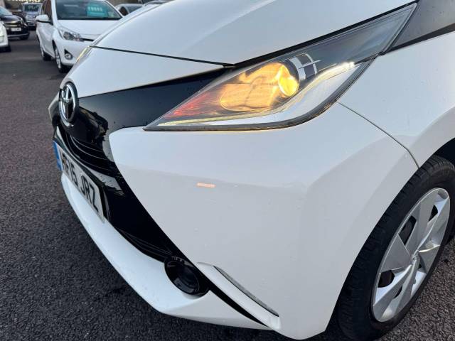 Toyota Aygo 1.0 VVT-i X-Play 5dr Hatchback Petrol White