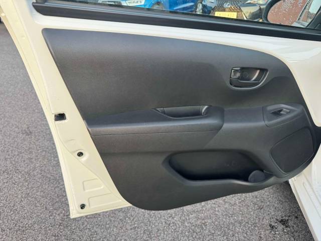 Toyota Aygo 1.0 VVT-i X-Play 5dr Hatchback Petrol White
