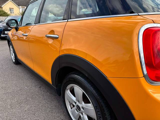 Mini Cooper 1.5 Cooper 5dr Auto Hatchback Petrol Orange