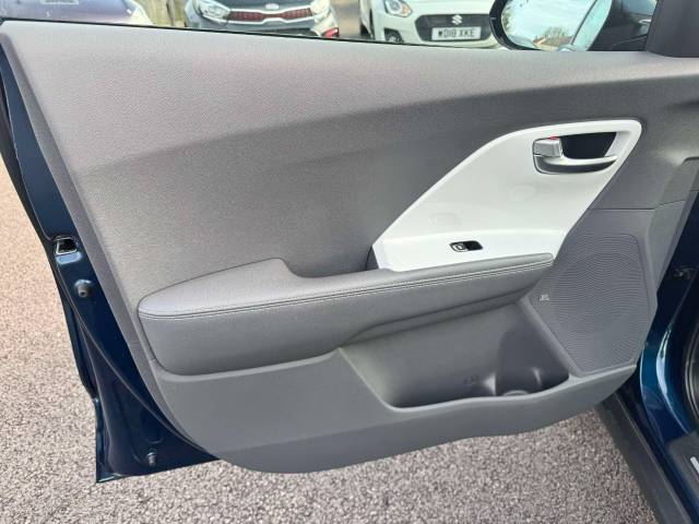 Kia Niro 1.6 GDi Hybrid First Edition 5dr DCT Estate Petrol / Electric Hybrid Blue