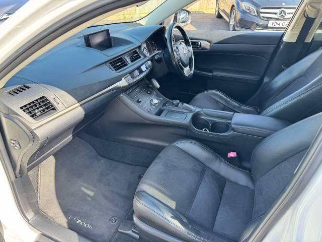 Lexus CT 200h 1.8 Advance Plus 5dr CVT Auto Hatchback Petrol / Electric Hybrid White/black