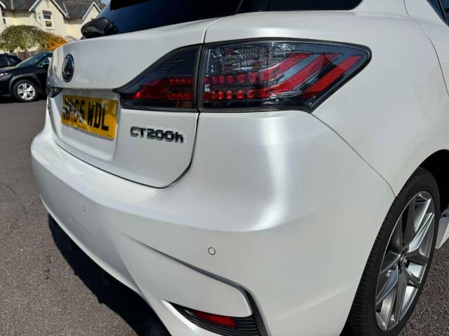Lexus CT 200h 1.8 Advance Plus 5dr CVT Auto Hatchback Petrol / Electric Hybrid White/black