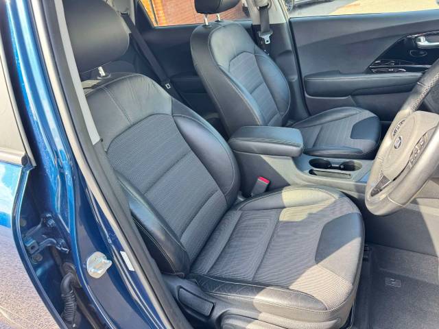 Kia Niro 1.6 GDi Hybrid 2 5dr DCT Estate Petrol / Electric Hybrid Blue