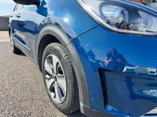 Kia Niro 1.6 GDi Hybrid 2 5dr DCT Estate Petrol / Electric Hybrid Blue